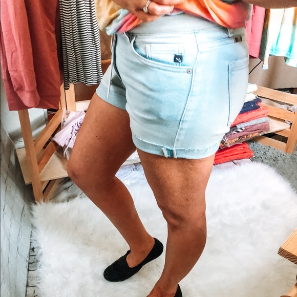 Lightwash Cuffed KanCan Shorts - Picture 2 of 4